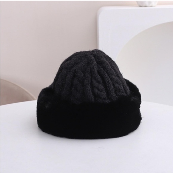 Luxurious Black Fur-Trimmed Winter Hat - Picture 2 of 2